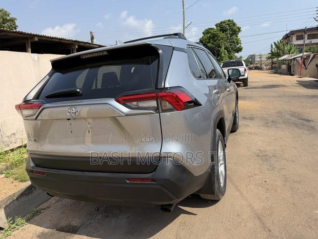 Toyota RAV4 XLE 2021 Silver