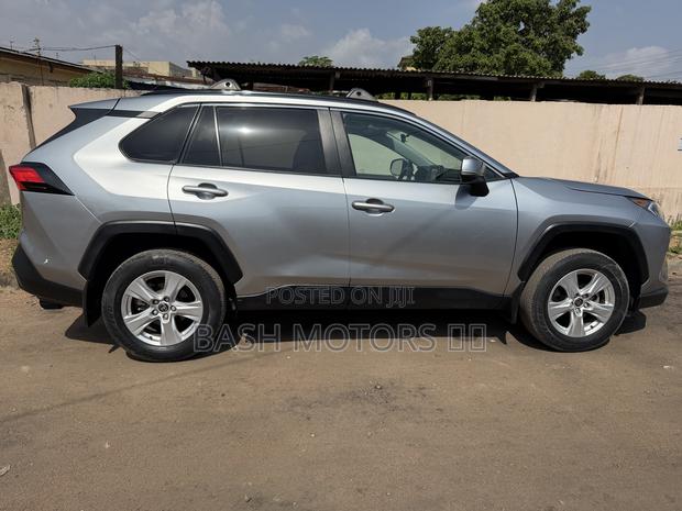 Toyota RAV4 XLE 2021 Silver