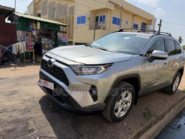 Toyota RAV4 XLE 2021 Silver