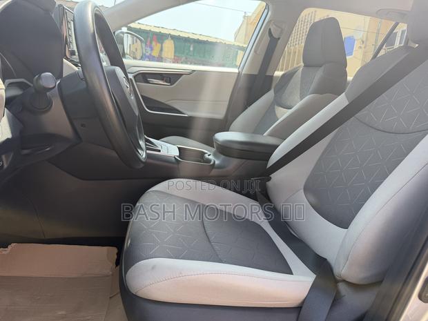 Toyota RAV4 XLE 2021 Silver