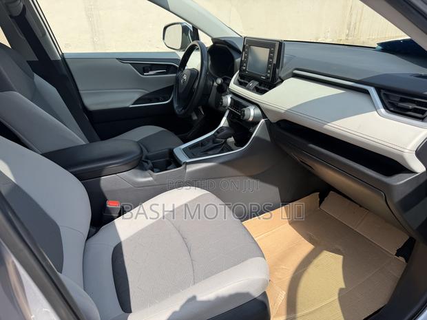 Toyota RAV4 XLE 2021 Silver