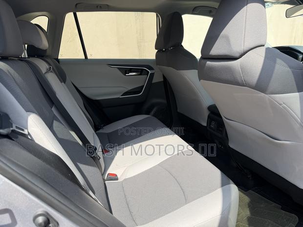 Toyota RAV4 XLE 2021 Silver