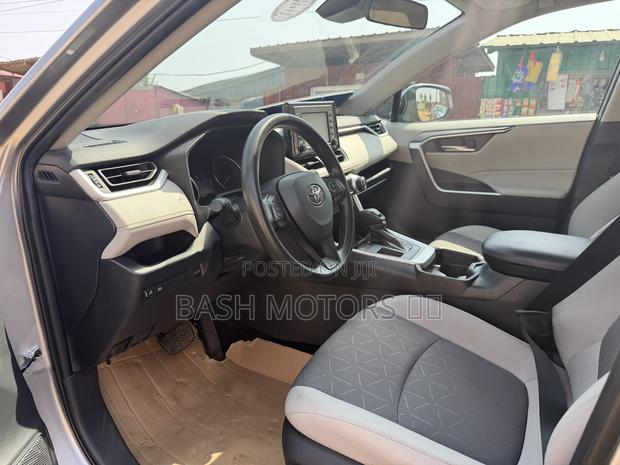 Toyota RAV4 XLE 2021 Silver