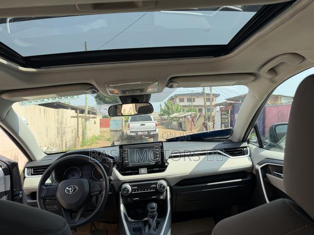 Toyota RAV4 XLE 2021 Silver