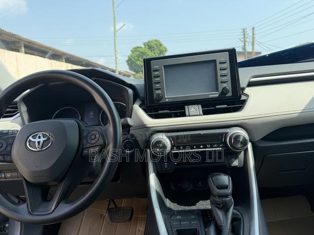 Toyota RAV4 XLE 2021 Silver