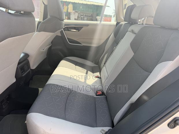 Toyota RAV4 XLE 2021 Silver