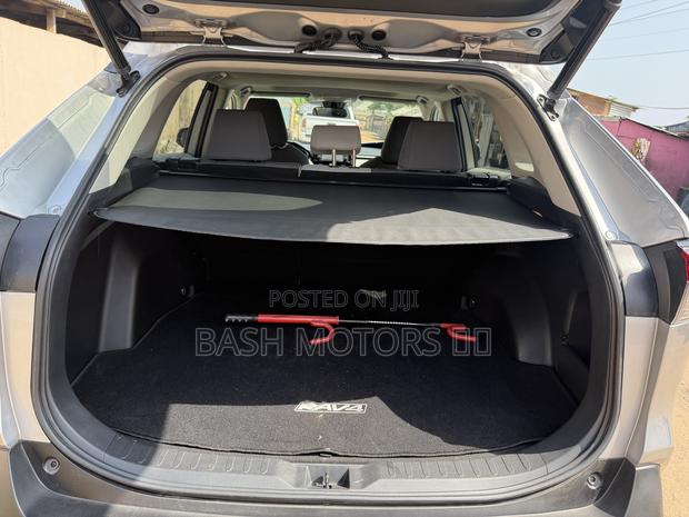 Toyota RAV4 XLE 2021 Silver