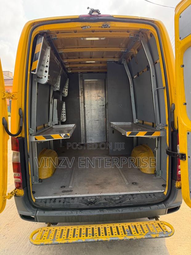 Mercedes-Benz Sprinter 2016 Yellow photo 5