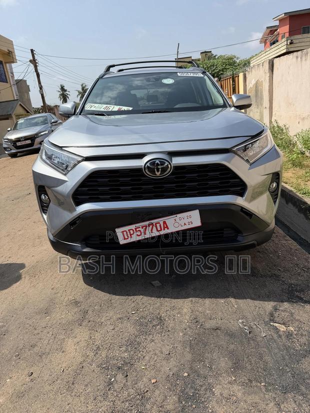 Toyota RAV4 XLE 2021 Silver