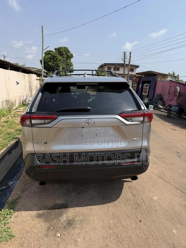 Toyota RAV4 XLE 2021 Silver