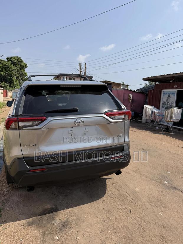 Toyota RAV4 XLE 2021 Silver