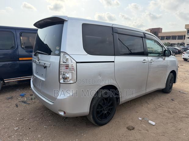 Toyota Voxy 2012 Silver