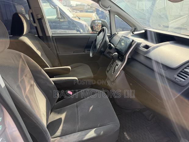 Toyota Voxy 2012 Silver