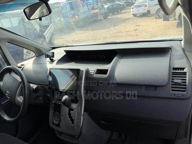 Toyota Voxy 2012 Silver