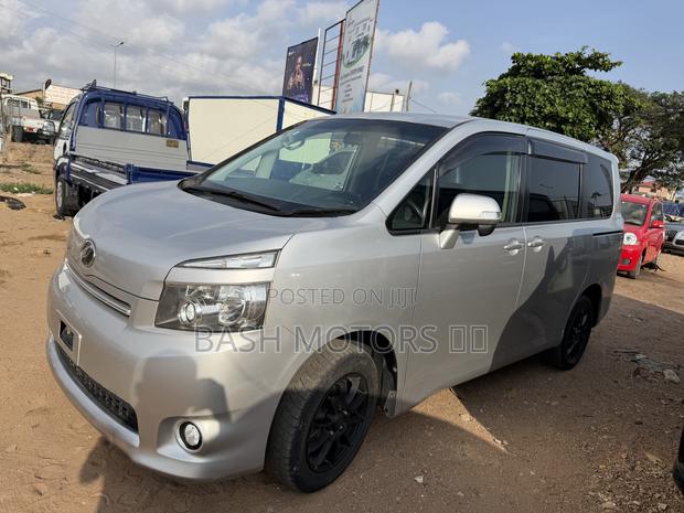 Toyota Voxy 2012 Silver