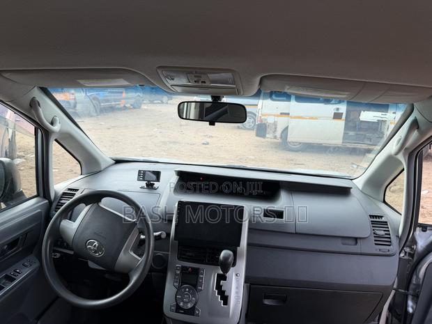 Toyota Voxy 2012 Silver