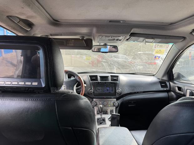 Toyota Highlander Limited 2011 White photo 16