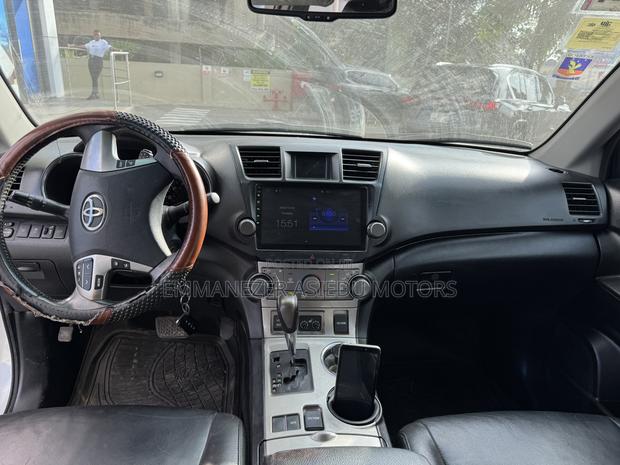 Toyota Highlander Limited 2011 White photo 13