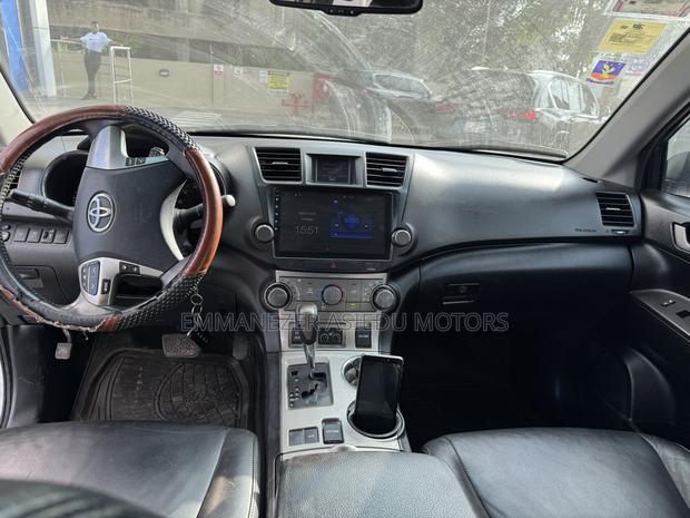 Toyota Highlander Limited 2011 White photo 14