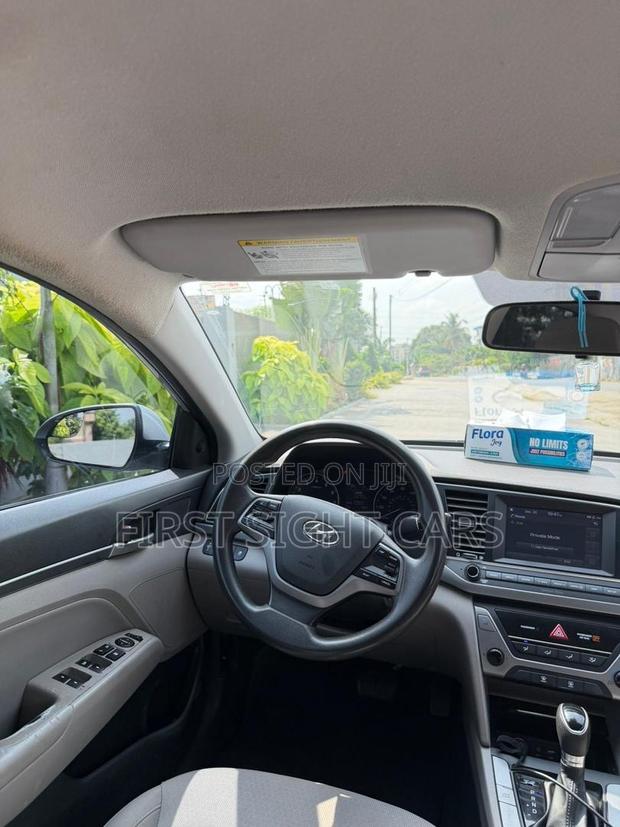 Hyundai Elantra SE Sedan FWD (2.0L 4cyl 6M) 2017 Silver