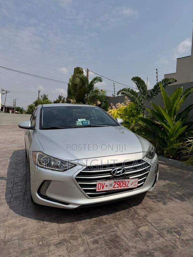 Hyundai Elantra SE Sedan FWD (2.0L 4cyl 6M) 2017 Silver