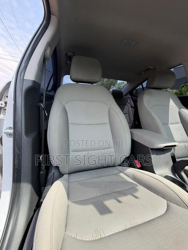 Hyundai Elantra SE Sedan FWD (2.0L 4cyl 6M) 2017 Silver