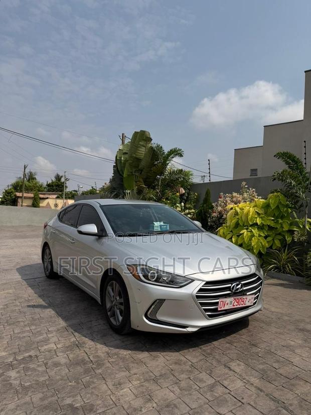 Hyundai Elantra SE Sedan FWD (2.0L 4cyl 6M) 2017 Silver