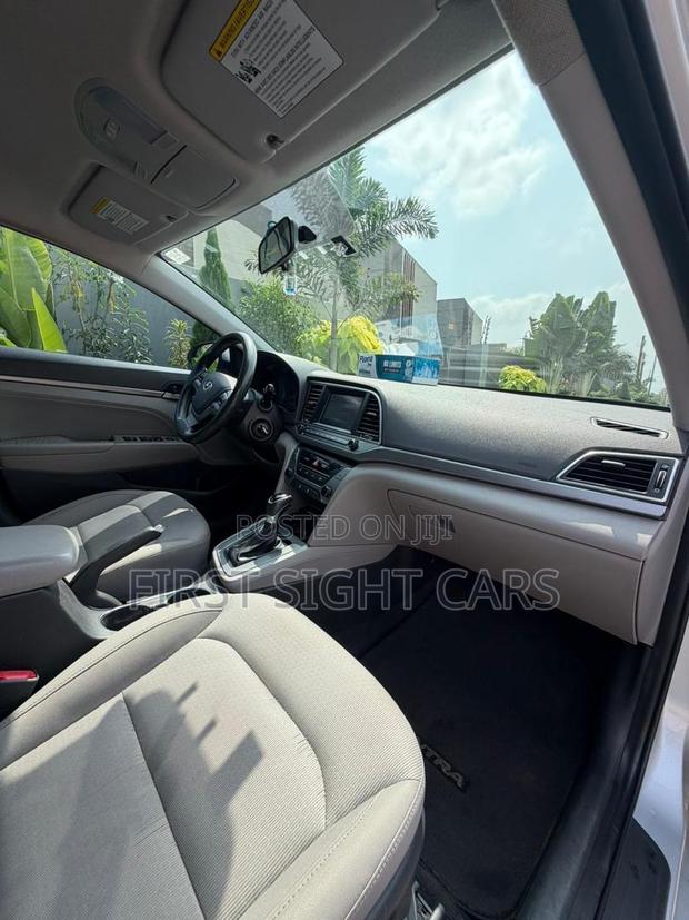 Hyundai Elantra SE Sedan FWD (2.0L 4cyl 6M) 2017 Silver