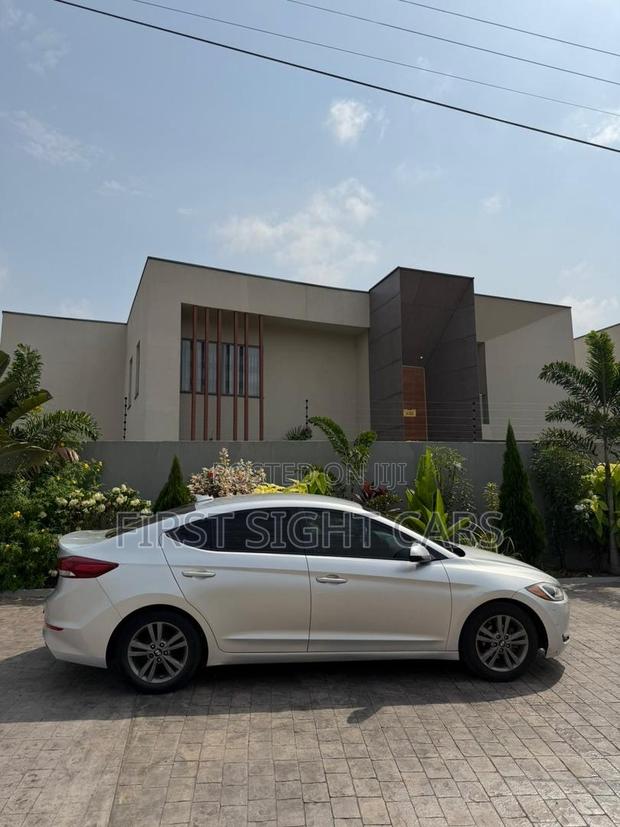 Hyundai Elantra SE Sedan FWD (2.0L 4cyl 6M) 2017 Silver