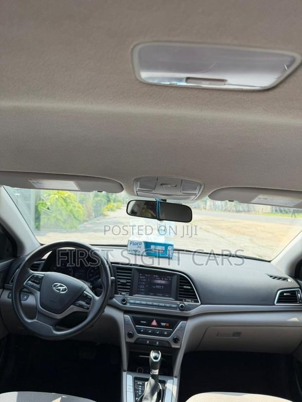 Hyundai Elantra SE Sedan FWD (2.0L 4cyl 6M) 2017 Silver