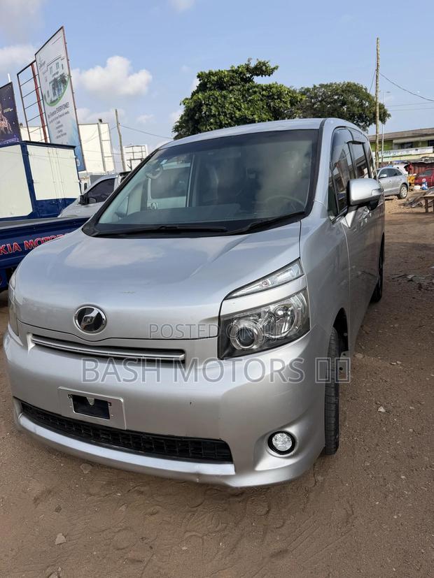 Toyota Voxy 2012 Silver