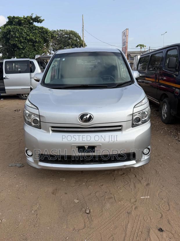 Toyota Voxy 2012 Silver