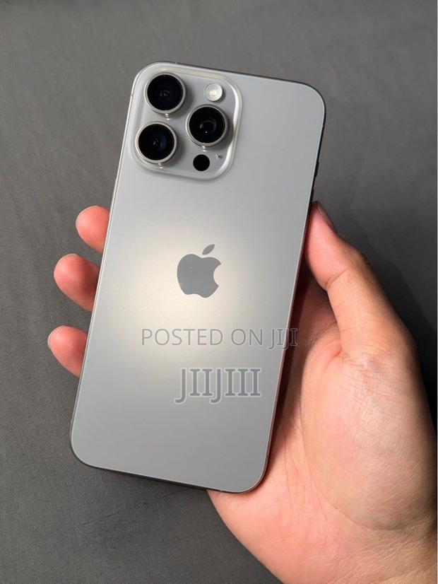 Apple iPhone 15 Pro Max 512 GB Silver · Photo 4