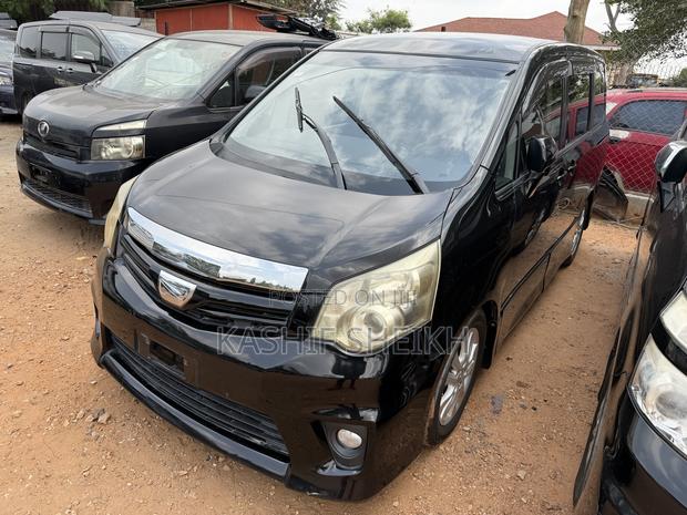Toyota Noah 2.0 158hp FWD (8 Seater) 2011 Black