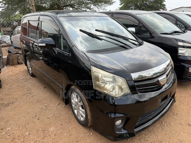 Toyota Noah 2.0 158hp FWD (8 Seater) 2011 Black