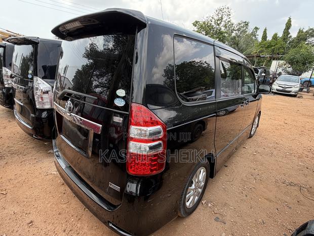 Toyota Noah 2.0 158hp FWD (8 Seater) 2011 Black