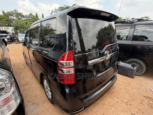 Toyota Noah 2.0 158hp FWD (8 Seater) 2011 Black