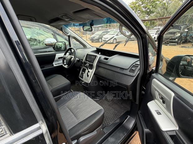 Toyota Noah 2.0 158hp FWD (8 Seater) 2011 Black