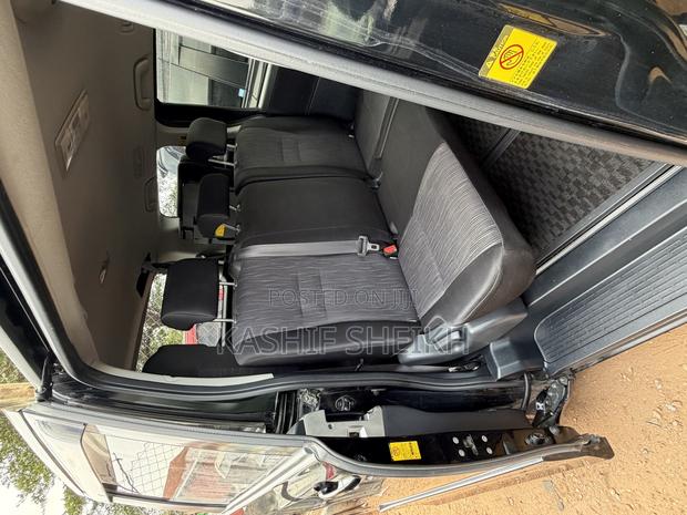 Toyota Noah 2.0 158hp FWD (8 Seater) 2011 Black