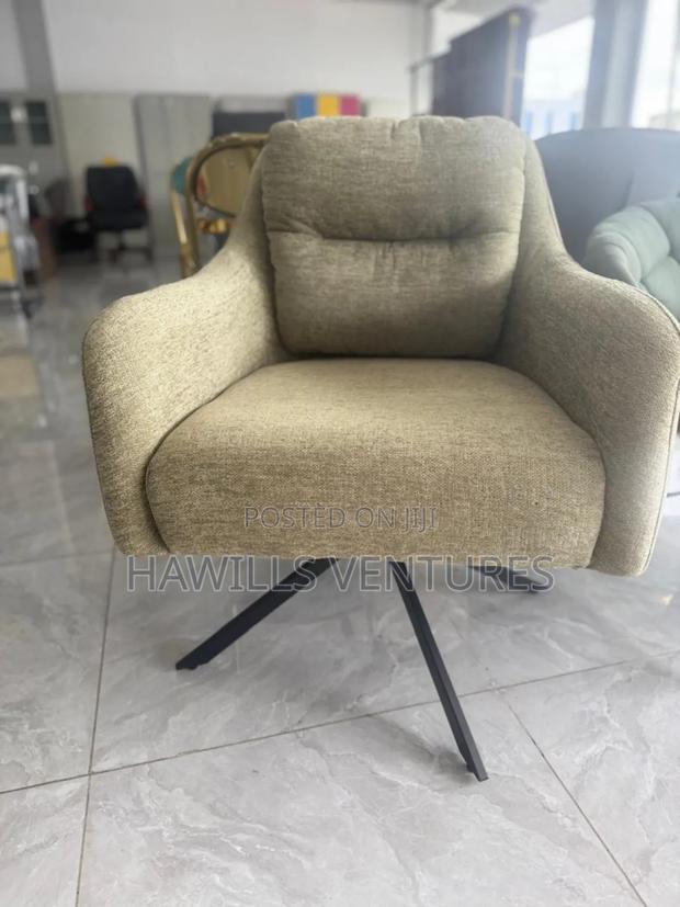 Accent Rotating Chair · Photo 2