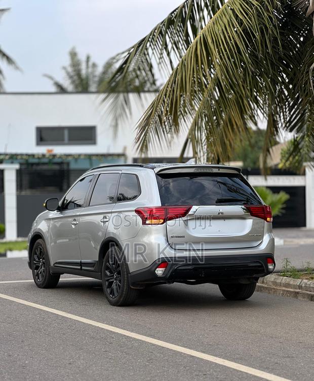 Mitsubishi Outlander 2019 Silver