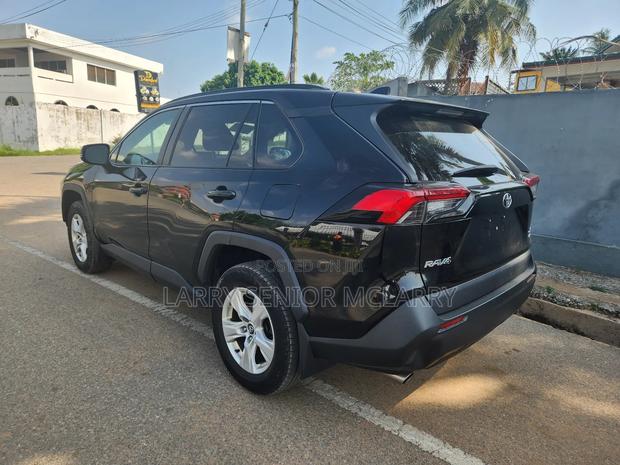 Toyota RAV4 XLE 2021 Black