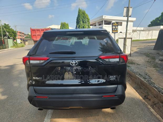 Toyota RAV4 XLE 2021 Black