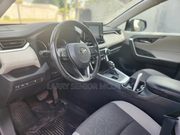 Toyota RAV4 XLE 2021 Black