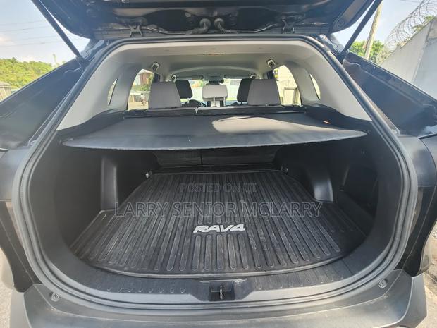 Toyota RAV4 XLE 2021 Black