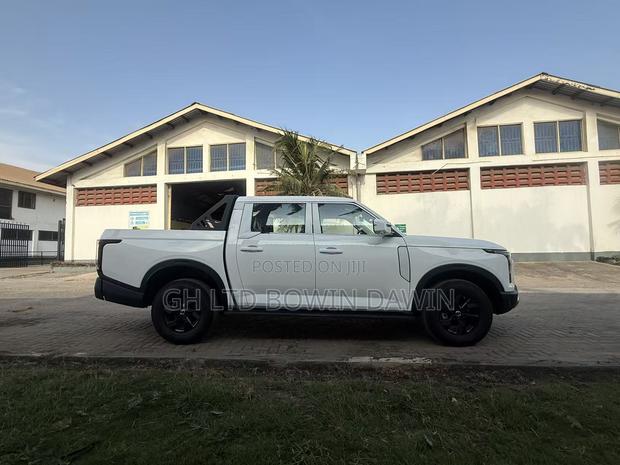 New Nissan Pick-Up 2025 White photo 2