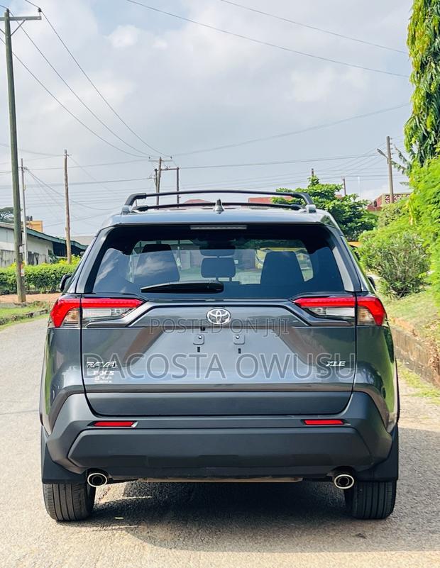 Toyota RAV4 XLE AWD 2023 Gray