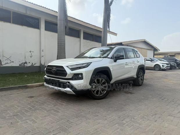 New Toyota RAV4 XLE 2025 White
