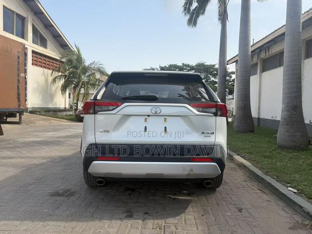 New Toyota RAV4 XLE 2025 White photo 2