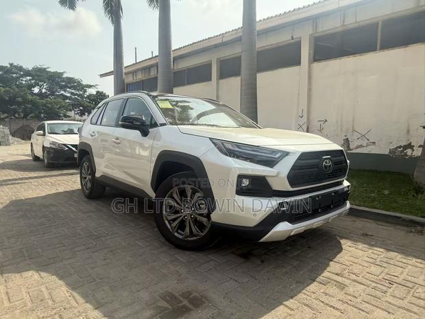 New Toyota RAV4 XLE 2025 White photo 5
